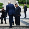 Video thời khắc ông Donald Trump và Kim Jong-un đi qua ranh giới ở DMZ