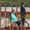 Thủ tướng Trung Quốc Lý Khắc Cường và Thủ tướng Đức Angela Merkel tại lễ duyệt đội danh dự ở Bắc Kinh ngày 6/9 (Nguồn: Reuters)