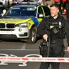 Cảnh sát Anh tiến hành phong tỏa trên Cầu London. (Nguồn: Guardian)