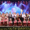 Thủ tướng Nguyễn Xuân Phúc, Chủ tịch Quốc hội Nguyễn Thị Kim Ngân cùng các đồng chí lãnh đạo Đảng, Nhà nước lên tặng hoa các nghệ sĩ. (Ảnh: Thành Đạt - TTXVN)