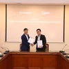 Tổng biên tập VietnamPlus Trần Tiến Duẩn ký kết thỏa thuận hợp tác với Tổng giám đốc của Công ty Insider. (Ảnh: Lê Minh Sơn)