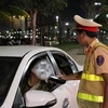 Cảnh sát Giao thông kiểm tra nồng độ cồn đối với người điều khiển xe ôtô. (Ảnh: Xuân Triệu/TTXVN)