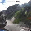 Hãi hùng với cảnh đá lở rơi trúng xe đi trên đèo ở Peru