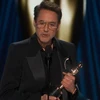Robert Downey Jr với tượng vàng Oscar