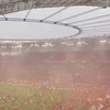Cảnh các cổ động viên Leverkusen tràn xuống sân ăn mừng chức vô địch Bundesliga