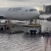 Cảnh ngập lụt chưa từng có tại sân bay Dubai, máy bay đi trong làn nước
