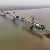 Công trình cầu vượt sông Hồng nối huyện Tiền Hải (tỉnh Thái Bình) - huyện Giao Thủy (tỉnh Nam Định), đây là một hạng mục trong dự án tuyến đường bộ ven biển (đoạn qua tỉnh Thái Bình), có tổng mức đầu tư gần 1.000 tỉ đồng đang được thi công. (Ảnh: Vũ Sinh/TTXVN)