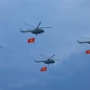 Trực thăng mang cờ Tổ quốc diễu qua lễ đài (Ảnh: TTXVN)