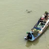 Lực lượng chức năng tiến hành tìm kiếm hai cháu dưới cầu Kinh Dương Vương (Ảnh: Người dân cung cấp)