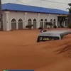 Video bùn cát đỏ vùi lấp nhà hàng và nhiều xe cộ ở Mũi Né