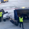 Nhân viên bốc dỡ ở sân bay ném hành lý ký gửi của hành khách gây phẫn nộ