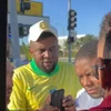 Khoảnh khắc người bán cờ nhận ra Neymar là khách mua cờ để cổ vũ Brazil