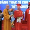 Thượng tọa Thích Chân Quang (thứ 2 từ phải sang) nhận Bằng tiến sỹ Luật vào tháng 4/2022 (Nguồn: Cổng TTĐT GHPG Việt Nam).