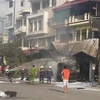 Lực lượng cứu hỏa dập tắt đám cháy xe bồn ở xã Yên Phụ (Nguồn: Facebook)