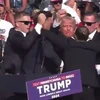 Video cận cảnh ông Trump giơ nắm đấm sau khi bị ám sát hụt