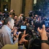 Thủ tướng Thái Lan trả lời phỏng vấn tại khách sạn Grand Hyatt Erawan ở thủ đô Bangkok, nơi phát hiện các công dân Việt Nam thiệt mạng. (Ảnh: THX/TTXVN)