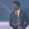 Khoảnh khắc Vinicius Jr. nhận giải thưởng FIFA The Best