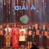 Phó thủ tướng Vũ Đức Đam và Bộ trưởng Bộ Thông tin-truyền thông Nguyễn Mạnh Hùng trao 3 giải A cho các tác giả. (Ảnh: BTC)