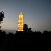 Tháp Báo Thiên lung linh trong đêm. (Ảnh: Minh Thu/Vietnam+)