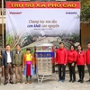 Đại diện Báo VietnamPlus trao tặng bồn chứa nước cho người dân thôn Sính Lủng. (Ảnh: Lê Minh Sơn/Vietnam+)