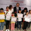 Các em học sinh được trao giải tại cuộc thi "Đan Mạch trong mắt em." (Ảnh: Minh Thu/Vietnam+)