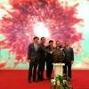 Các đại biểu đặt tay lên quả cầu để kích hoạt hệ sinh thái Báo Nông nghiệp Việt Nam. (Ảnh: Minh Thu/Vietnam+)