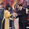 Tác giả Cao Thùy Giang, Báo điện tử VietnamPlus nhận giải. (Ảnh: Tá Hiển/Vietnam+) 