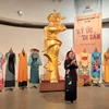 Đại sứ Nguyễn Phương Nga trao tặng những chiếc áo dài của mình cho Bảo tàng phụ nữ. (Ảnh: Minh Thu/Vietnam+)