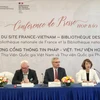 Đại sứ Pháp (giữa) chia sẻ về thư viện số trong buổi họp báo. (Ảnh: Minh Thu/Vietnam+)