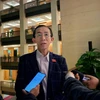 Phóng viên phỏng vấn đại biểu Trần Hoàng Ngân bên lề cuộc họp Quốc hội. (Ảnh: Xuân Mai/Vietnam+)