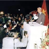 Đồng chí Nguyễn Cơ Thạch trả lời báo chí trong và ngoài nước năm 1994. (Ảnh tư liệu)