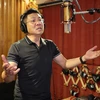 Nghệ sỹ nhân dân Quốc Hưng thu âm bài hát để tri ân những y bác sỹ đang căng mình chống dịch. (Ảnh: NVCC)