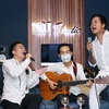 Hai nam ca sỹ Tuấn Hưng và Tùng Dương lần đầu tiên song ca cùng nhau để quyên góp tiền ủng hộ hai địa phương chống dịch. (Ảnh: PV/Vietnam+)