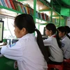 Thư viện lưu động tại tỉnh Sơn La giúp người dân vùng sâu, vùng xa có thể khai thác, tìm kiếm thông tin tại chỗ. (Ảnh: Diệp Anh/TTXVN)