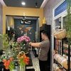 Nghệ sỹ nhiếp ảnh Tô Thanh Tân chăm chút cho những bông hoa trong tiệm. (Ảnh: NVCC)