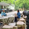 Nhà báo Tạ Bích Loan và các khách mời của chương trình ghi hình tại Hoàng thành Thăng Long. (Ảnh: VTV)
