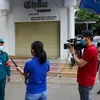 Phóng viên Truyền hình Thông tấn xã Việt Nam tại Đà Nẵng đang tác nghiệp. (Ảnh: Trần Lê Lâm/TTXVN)