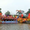 Lễ rước nước là một nghi lễ quan trọng trong Lễ hội Côn Sơn-Kiếp Bạc. Nước thiêng dùng để thờ cúng trong Phật điện, làm nghi lễ mộc dục (tắm tượng), cầu mùa, cầu nước…(Ảnh: Mạnh Tú/TTXVN)