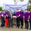 Lãnh đạo Báo Điện tử VietnamPlus trao tặng bình nước cho lãnh đạo xã Phố Cáo. (Ảnh: Minh Sơn/Vietnam+)