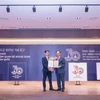 Đại sứ Hàn Quốc Park Noh-wan (phải) trao giải cho Ngô Quang Trung, người đạt giải Cuộc thi thiết kế logo kỷ niệm 30 năm quan hệ ngoại giao Việt Nam-Hàn Quốc. (Ảnh: PV/Vietnam+)