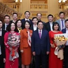Thủ tướng Phạm Minh Chính với lãnh đạo, cán bộ và các tác giả, nhóm tác giả đoạt Giải Báo chí Toàn quốc về Xây dựng Đảng lần thứ VI, năm 2021 của Thông tấn xã Việt Nam. (Ảnh: Dương Giang/TTXVN)