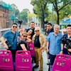 Nhà báo Trần Mai Hưởng và nhà báo Giản Thanh Sơn cùng ekip trên xe bus hai tầng. (Ảnh: VNEWS)