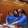 Tủ sách Thanh niên học và làm theo lời Bác gồm hơn 100 tựa sách gồm các tác phẩm của Chủ tịch Hồ Chí Minh cùng nhiều sách ở các mảng đề tài khác. (Ảnh: Đức Hiệp/Vietnam+)