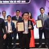 Phóng viên Võ Mạnh Hùng đại diện nhóm tác giả lên nhận giải A. (Ảnh: Hoài Nam/Vietnam+)