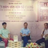(Từ trái sang) Nhà báo Kiều Mai Sơn, tiến sỹ Vũ Đức Liêm và nhà báo Yên Ba tại sự kiện. (Ảnh: Minh Thu/Vietnam+)