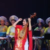 Nghệ sỹ Diệu Thảo biểu diễn cùng dàn nhạc dân tộc. (Ảnh: Hòa Nguyễn/Vietnam+)