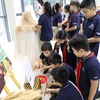 Các em học sinh thích thú khám phá không gian cổ tích trong triển lãm. (Ảnh: PV/Vietnam+)