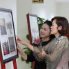 Các đại biểu xem lại tư liệu ảnh về cố Thủ tướng Võ Văn Kiệt. (Ảnh: PV/Vietnam+)