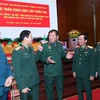 Trung tướng Phạm Tuân, Anh hùng Lực lượng vũ trang nhân dân với các đại biểu. (Ảnh: Trọng Đức/TTXVN)