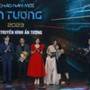 Êkip Thương ngày nắng về nhận giải thưởng Phim truyền hình ấn tượng. (Ảnh: VTV)
